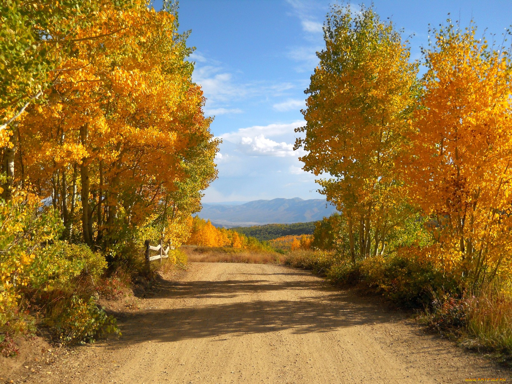 Осенняя деревенская дорога